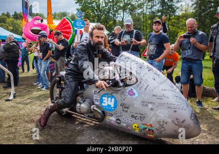 Glemseck 101 est le plus grand événement de moto de course de café et l'un des plus grands événements en plein air de moto cross-marque en Europe. Chaque année, des milliers de visiteurs se rendent à Leonberg, près de Stuttgart, avec leurs vélos personnalisés modifiés et leurs courses de café bien agencées. Au milieu d'un festival Rock 'n' Roll, ils vivent leur fascination pour les motos personnalisées et vintage et suivent les sprints des machines les plus rapides. Sur 1 septembre 2018 à Leonberg, en Allemagne. (Photo de Bartek Langer/NurPhoto) Banque D'Images