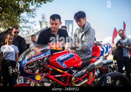 Glemseck 101 est le plus grand événement de moto de course de café et l'un des plus grands événements en plein air de moto cross-marque en Europe. Chaque année, des milliers de visiteurs se rendent à Leonberg, près de Stuttgart, avec leurs vélos personnalisés modifiés et leurs courses de café bien agencées. Au milieu d'un festival Rock 'n' Roll, ils vivent leur fascination pour les motos personnalisées et vintage et suivent les sprints des machines les plus rapides. Sur 1 septembre 2018 à Leonberg, en Allemagne. (Photo de Bartek Langer/NurPhoto) Banque D'Images