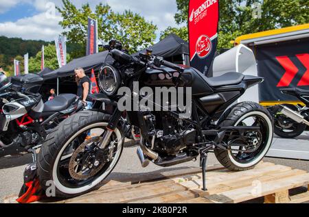 Glemseck 101 est le plus grand événement de moto de course de café et l'un des plus grands événements en plein air de moto cross-marque en Europe. Chaque année, des milliers de visiteurs se rendent à Leonberg, près de Stuttgart, avec leurs vélos personnalisés modifiés et leurs courses de café bien agencées. Au milieu d'un festival Rock 'n' Roll, ils vivent leur fascination pour les motos personnalisées et vintage et suivent les sprints des machines les plus rapides. Sur 1 septembre 2018 à Leonberg, en Allemagne. (Photo de Bartek Langer/NurPhoto) Banque D'Images