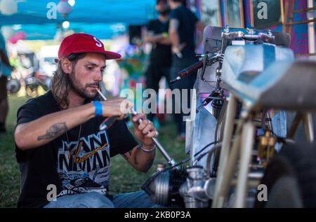 Glemseck 101 est le plus grand événement de moto de course de café et l'un des plus grands événements en plein air de moto cross-marque en Europe. Chaque année, des milliers de visiteurs se rendent à Leonberg, près de Stuttgart, avec leurs vélos personnalisés modifiés et leurs courses de café bien agencées. Au milieu d'un festival Rock 'n' Roll, ils vivent leur fascination pour les motos personnalisées et vintage et suivent les sprints des machines les plus rapides. Sur 1 septembre 2018 à Leonberg, en Allemagne. (Photo de Bartek Langer/NurPhoto) Banque D'Images