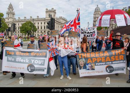 Des partisans pro-Brexit en dehors du Parlement à Londres, au Royaume-Uni, le 5 septembre 2018 pour appeler à un Brexit immédiat et aussi pour appeler à la fin des accords potentiels de Theresa May sur le Brexit. (Photo par Alex Cavendish/NurPhoto) Banque D'Images