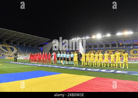 Les équipes pendant les hymnes lors du match final du Tournoi final de la Ligue des Nations de l'UEFA 2019 entre la Roumanie et le Monténégro le 07 septembre 2018 au stade Ilie Oana de Ploiesti, en Roumanie. (Photo par Alex Nicodim/NurPhoto) Banque D'Images