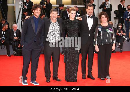 (R-L) Noemie Lvovsky, Laurent Lafitte, Céline Sallette, Pierre Schoeller et Louis Garrel marchent le tapis rouge devant la projection « One Nation One King (un Peuple et son Roi) » lors du Festival du film de Venise 75th sur 7 septembre 2018 à Venise, en Italie. (Photo de Matteo Chinellato/NurPhoto) Banque D'Images