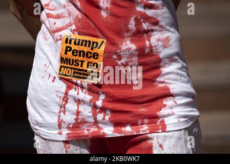 Un activiste couvert de faux sang lors d'un rassemblement contre le candidat du président Trump à la Cour suprême des États-Unis, le juge Brett Kavanaugh, à Los Angeles, en Californie, sur 7 septembre 2018. Brett Kavanaugh est confronté à une opposition en raison de son soutien à l'immunité présidentielle et de son opposition à l'avortement. (Photo de Ronen Tivony/NurPhoto) Banque D'Images