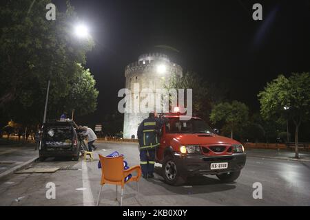 Les manifestants contre l'accord de dénomination entre la Grèce et l'ARYM (Macédoine) s'opposent à la police lors d'une manifestation tandis que le PM grec Alexis Tsipras a prononcé un discours annuel lors de l'ouverture de la foire internationale de Thessalonique (TIF) en 83rd. La police a utilisé une force lourde, avec des services de police anti-émeutes arrivant de toute la Grèce. On estime que la force de police a été renforcée par 6500 personnes, un hélicoptère et des drones. De nombreux blessés ont été blessés parmi les manifestants, car il y a eu de lourds combats de rue et la police a utilisé de puissants gaz lacrymogènes et des grenades à coup de bombe. Thessalonique, Grèce - 8 septembre 2018 (photo Banque D'Images