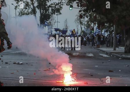 Les manifestants contre l'accord de dénomination entre la Grèce et l'ARYM (Macédoine) s'opposent à la police lors d'une manifestation tandis que le PM grec Alexis Tsipras a prononcé un discours annuel lors de l'ouverture de la foire internationale de Thessalonique (TIF) en 83rd. La police a utilisé une force lourde, avec des services de police anti-émeutes arrivant de toute la Grèce. On estime que la force de police a été renforcée par 6500 personnes, un hélicoptère et des drones. De nombreux blessés ont été blessés parmi les manifestants, car il y a eu de lourds combats de rue et la police a utilisé de puissants gaz lacrymogènes et des grenades à coup de bombe. Thessalonique, Grèce - 8 septembre 2018 (photo Banque D'Images