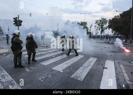 Les manifestants contre l'accord de dénomination entre la Grèce et l'ARYM (Macédoine) s'opposent à la police lors d'une manifestation tandis que le PM grec Alexis Tsipras a prononcé un discours annuel lors de l'ouverture de la foire internationale de Thessalonique (TIF) en 83rd. La police a utilisé une force lourde, avec des services de police anti-émeutes arrivant de toute la Grèce. On estime que la force de police a été renforcée par 6500 personnes, un hélicoptère et des drones. De nombreux blessés ont été blessés parmi les manifestants, car il y a eu de lourds combats de rue et la police a utilisé de puissants gaz lacrymogènes et des grenades à coup de bombe. Thessalonique, Grèce - 8 septembre 2018 (photo Banque D'Images