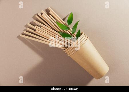 Ustensiles jetables écologiques en bois de bambou et en papier Banque D'Images