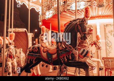 Vieux carrousel dans le parc. Trois chevaux et un avion sur un carrousel traditionnel. Carrousel avec chevaux à Gdansk, Pologne, Europe. Banque D'Images