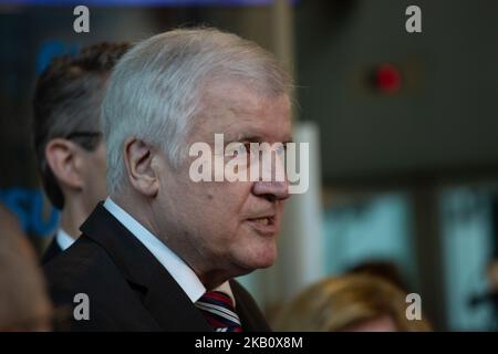 Le ministre allemand de l'interiour et président du CSU Horst Seehofer s'adresse à la presse avant la réunion du conseil d'administration. L'Union sociale chrétienne (CSU) a tenu une réunion du conseil d'administration à Munich. Ils ont discuté des prochaines élections dans l'État de Bavière, qui auront lieu sur 14 octobre. (Photo par Alexander Pohl/NurPhoto) Banque D'Images