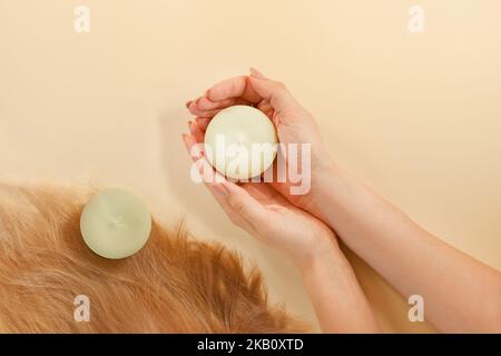 Shampooing plein sur les mains de womans- ECO - soins des cheveux bio soin de spa-zéro taille Banque D'Images