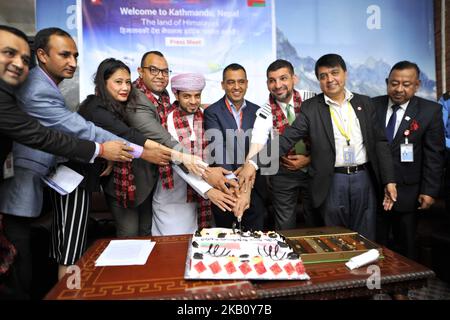 Les membres de Salam Air et IME International Travel Pvt Ltd ont coupé ensemble le gâteau de célébration après que Salam Air a commencé le vol direct à Katmandou à l'aéroport international de Tribhuvan, Katmandou, Népal mardi, 11 septembre 2018. (Photo de Narayan Maharajan/NurPhoto) Banque D'Images