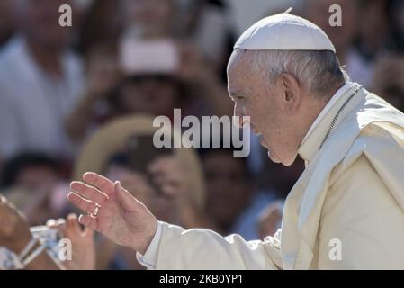 Le pape François arrive sur la place Saint-Pierre au Vatican pour son audience générale hebdomadaire, le mercredi 12 septembre 2018. (Photo de Massimo Valicchia/NurPhoto) Banque D'Images