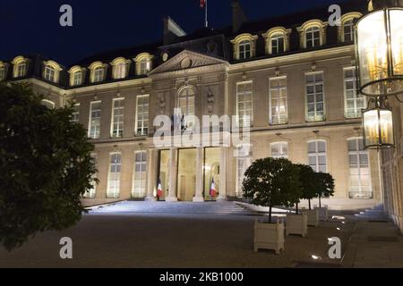Une photo prise sur 10 septembre 2018 montre l'entrée et la frontispice de l'Elysée, résidence officielle du Président français, la nuit à Paris. (Photo de Geoffroy Van der Hasselt/NurPhoto) Banque D'Images