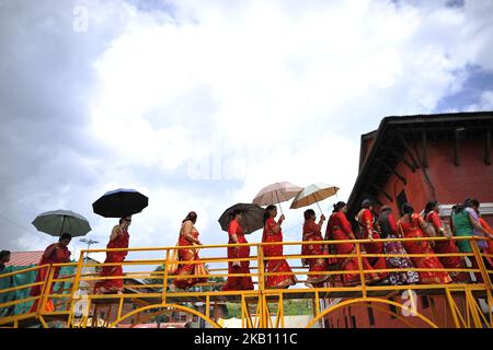 Les fidèles népalais se réjouissent d'offrir des rituels pendant les célébrations du festival Teej au temple de Pashupatinath, Katmandou, Népal, mercredi, 12 septembre 2018. Le festival Teej est célébré par des femmes hindoues au Népal ainsi que dans certaines régions de l'Inde. Pendant le festival de trois jours, les femmes observent un jour rapide et prient pour la longue vie de leur mari ainsi que pour une famille heureuse. Ceux qui ne sont pas mariés prient pour un bon mari et une longue vie. (Photo de Narayan Maharajan/NurPhoto) Banque D'Images