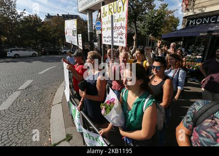 Des personnes contre l'utilisation de pesticides se rassemblent sur 12 septembre 2018, à Paris, pour l'inclusion de l'interdiction du glyphosate dans la loi française. La Chambre basse du Parlement français, l’Assemblée nationale, a rejeté toute proposition visant à imposer une date limite pour l’élimination progressive du produit chimique controversé, lié au cancer. (Photo de Michel Stoupak/NurPhoto) Banque D'Images