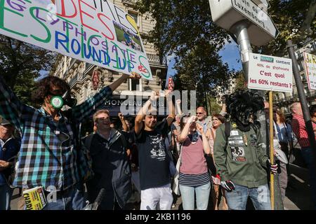 Des personnes contre l'utilisation de pesticides se rassemblent sur 12 septembre 2018, à Paris, pour l'inclusion de l'interdiction du glyphosate dans la loi française. La Chambre basse du Parlement français, l’Assemblée nationale, a rejeté toute proposition visant à imposer une date limite pour l’élimination progressive du produit chimique controversé, lié au cancer. (Photo de Michel Stoupak/NurPhoto) Banque D'Images