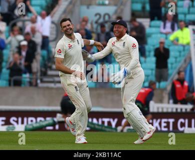 James Anderson célèbre avec Jos Buttler en Angleterre et est devenu le dernier joueur d'Angleterre à faire l'histoire à l'Oval mardi en établissant un nouveau record pour le plus grand nombre de lickets pris par n'importe quel joueur de football rapide dans l'histoire des tests. Lors de l'International Specsavers Test Series 5th Test Match Day Five entre l'Angleterre Et l'Inde au Kia Oval Ground, Londres, Angleterre, le 11 septembre 2018. (Photo par action Foto Sport/NurPhoto) Banque D'Images