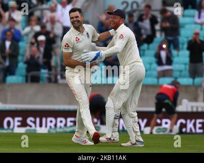 James Anderson célèbre avec Jos Buttler en Angleterre et est devenu le dernier joueur d'Angleterre à faire l'histoire à l'Oval mardi en établissant un nouveau record pour le plus grand nombre de lickets pris par n'importe quel joueur de football rapide dans l'histoire des tests. Lors de l'International Specsavers Test Series 5th Test Match Day Five entre l'Angleterre Et l'Inde au Kia Oval Ground, Londres, Angleterre, le 11 septembre 2018. (Photo par action Foto Sport/NurPhoto) Banque D'Images