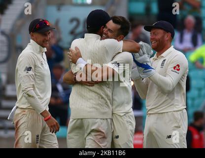 James Anderson embrasse Alastair Cook d'Angleterre après avoir rejeté Mohammed Shami d'Inde comme Joe Root et Ben Stokes regarder sur tandis que l'Angleterre a remporté le cinquième Specsavers Test lors de l'International Specsavers Test Series 5th Test Match Day Five entre l'Angleterre et l'Inde à Kia Oval Ground, Londres, Angleterre le 11 septembre 2018. (Photo par action Foto Sport/NurPhoto) Banque D'Images