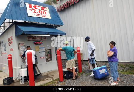 Les gens attendent en file d'attente pour acheter de la glace à l'île James, en Caroline du Sud sur 13 septembre 2018 comme l'ouragan Florence barils vers les côtes de la Caroline. On s'attend à ce que la tempête subde graves pannes d'électricité, de la pluie et des inondations. (Photo de Paul Hennessy/NurPhoto) Banque D'Images