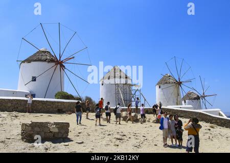 Les moulins à vent emblématiques de l'île de Mykonos dans les îles Cyclades, Grèce. Mykonos est une île en Grèce, dans la mer Égée. Il y a 16 moulins à vent sur l'île, dont 5 au-dessus de Chora, la ville principale de l'île. Les moulins à vent ont été construits au 16th siècle à partir des Vénitiens mais leurs constructions se sont poursuivies jusqu'au 20th siècle. 2018 août - île de Mykonos, Grèce (photo de Nicolas Economou/NurPhoto) Banque D'Images