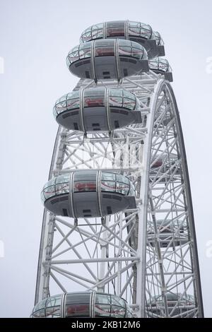 London Eye pendant une journée nuageux à Londres, Royaume-Uni. Le London Eye est l'une des plus grandes roues d'Europe. C'est l'attraction touristique la plus populaire en Grande-Bretagne avec près de 4 millions de touristes y visitant par an. Il mesure 135 mètres de haut et se trouve sur la Tamise entre le pont Westminster et le pont Hungerford. Construction terminée en mars 2000. (Photo de Nicolas Economou/NurPhoto) Banque D'Images