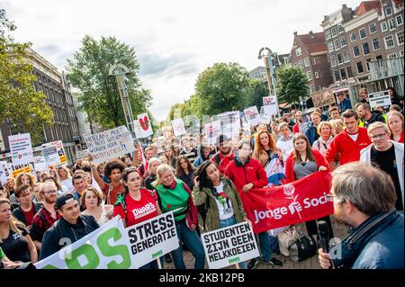 Des centaines d'étudiants se sont réunis le 14 septembre 2018 sur la place du Dam à Amsterdam, aux pays-Bas, pour protester contre l'augmentation des intérêts sur le prêt étudiant. Le gouvernement néerlandais veut augmenter les intérêts sur les prêts étudiants à partir de 2020, selon une proposition législative envoyée à la Tweede Kamer, la chambre basse du Parlement néerlandais, la semaine dernière. Cela représente une augmentation de 18 % des coûts mensuels pour les étudiants ayant une capacité de charge complète. Le syndicat national des étudiants LSVb qualifie cette mesure inacceptable et exige qu'elle soit abandonnée. (Photo par Romy Arroyo Fernandez/NurPhoto) Banque D'Images