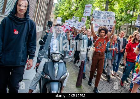 Des centaines d'étudiants se sont réunis le 14 septembre 2018 sur la place du Dam à Amsterdam, aux pays-Bas, pour protester contre l'augmentation des intérêts sur le prêt étudiant. Le gouvernement néerlandais veut augmenter les intérêts sur les prêts étudiants à partir de 2020, selon une proposition législative envoyée à la Tweede Kamer, la chambre basse du Parlement néerlandais, la semaine dernière. Cela représente une augmentation de 18 % des coûts mensuels pour les étudiants ayant une capacité de charge complète. Le syndicat national des étudiants LSVb qualifie cette mesure inacceptable et exige qu'elle soit abandonnée. (Photo par Romy Arroyo Fernandez/NurPhoto) Banque D'Images