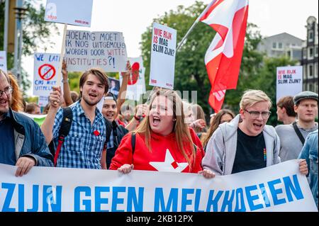 Des centaines d'étudiants se sont réunis le 14 septembre 2018 sur la place du Dam à Amsterdam, aux pays-Bas, pour protester contre l'augmentation des intérêts sur le prêt étudiant. Le gouvernement néerlandais veut augmenter les intérêts sur les prêts étudiants à partir de 2020, selon une proposition législative envoyée à la Tweede Kamer, la chambre basse du Parlement néerlandais, la semaine dernière. Cela représente une augmentation de 18 % des coûts mensuels pour les étudiants ayant une capacité de charge complète. Le syndicat national des étudiants LSVb qualifie cette mesure inacceptable et exige qu'elle soit abandonnée. (Photo par Romy Arroyo Fernandez/NurPhoto) Banque D'Images