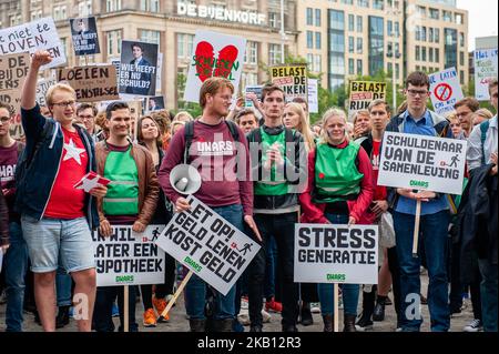 Des centaines d'étudiants se sont réunis le 14 septembre 2018 sur la place du Dam à Amsterdam, aux pays-Bas, pour protester contre l'augmentation des intérêts sur le prêt étudiant. Le gouvernement néerlandais veut augmenter les intérêts sur les prêts étudiants à partir de 2020, selon une proposition législative envoyée à la Tweede Kamer, la chambre basse du Parlement néerlandais, la semaine dernière. Cela représente une augmentation de 18 % des coûts mensuels pour les étudiants ayant une capacité de charge complète. Le syndicat national des étudiants LSVb qualifie cette mesure inacceptable et exige qu'elle soit abandonnée. (Photo par Romy Arroyo Fernandez/NurPhoto) Banque D'Images