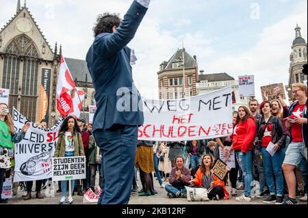 Des centaines d'étudiants se sont réunis le 14 septembre 2018 sur la place du Dam à Amsterdam, aux pays-Bas, pour protester contre l'augmentation des intérêts sur le prêt étudiant. Le gouvernement néerlandais veut augmenter les intérêts sur les prêts étudiants à partir de 2020, selon une proposition législative envoyée à la Tweede Kamer, la chambre basse du Parlement néerlandais, la semaine dernière. Cela représente une augmentation de 18 % des coûts mensuels pour les étudiants ayant une capacité de charge complète. Le syndicat national des étudiants LSVb qualifie cette mesure inacceptable et exige qu'elle soit abandonnée. (Photo par Romy Arroyo Fernandez/NurPhoto) Banque D'Images