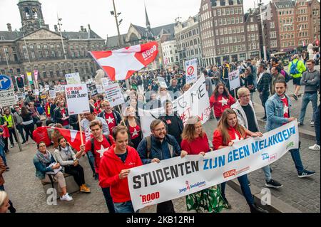 Des centaines d'étudiants se sont réunis le 14 septembre 2018 sur la place du Dam à Amsterdam, aux pays-Bas, pour protester contre l'augmentation des intérêts sur le prêt étudiant. Le gouvernement néerlandais veut augmenter les intérêts sur les prêts étudiants à partir de 2020, selon une proposition législative envoyée à la Tweede Kamer, la chambre basse du Parlement néerlandais, la semaine dernière. Cela représente une augmentation de 18 % des coûts mensuels pour les étudiants ayant une capacité de charge complète. Le syndicat national des étudiants LSVb qualifie cette mesure inacceptable et exige qu'elle soit abandonnée. (Photo par Romy Arroyo Fernandez/NurPhoto) Banque D'Images