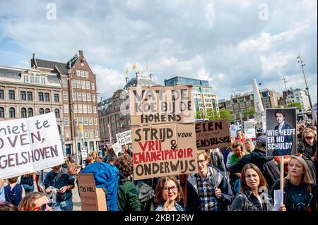 Des centaines d'étudiants se sont réunis le 14 septembre 2018 sur la place du Dam à Amsterdam, aux pays-Bas, pour protester contre l'augmentation des intérêts sur le prêt étudiant. Le gouvernement néerlandais veut augmenter les intérêts sur les prêts étudiants à partir de 2020, selon une proposition législative envoyée à la Tweede Kamer, la chambre basse du Parlement néerlandais, la semaine dernière. Cela représente une augmentation de 18 % des coûts mensuels pour les étudiants ayant une capacité de charge complète. Le syndicat national des étudiants LSVb qualifie cette mesure inacceptable et exige qu'elle soit abandonnée. (Photo par Romy Arroyo Fernandez/NurPhoto) Banque D'Images