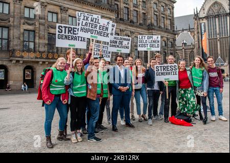 Des centaines d'étudiants se sont réunis le 14 septembre 2018 sur la place du Dam à Amsterdam, aux pays-Bas, pour protester contre l'augmentation des intérêts sur le prêt étudiant. Le gouvernement néerlandais veut augmenter les intérêts sur les prêts étudiants à partir de 2020, selon une proposition législative envoyée à la Tweede Kamer, la chambre basse du Parlement néerlandais, la semaine dernière. Cela représente une augmentation de 18 % des coûts mensuels pour les étudiants ayant une capacité de charge complète. Le syndicat national des étudiants LSVb qualifie cette mesure inacceptable et exige qu'elle soit abandonnée. (Photo par Romy Arroyo Fernandez/NurPhoto) Banque D'Images