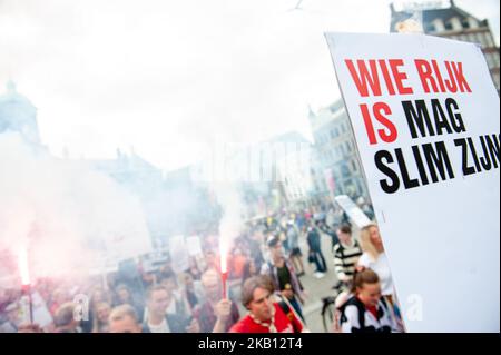 Des centaines d'étudiants se sont réunis le 14 septembre 2018 sur la place du Dam à Amsterdam, aux pays-Bas, pour protester contre l'augmentation des intérêts sur le prêt étudiant. Le gouvernement néerlandais veut augmenter les intérêts sur les prêts étudiants à partir de 2020, selon une proposition législative envoyée à la Tweede Kamer, la chambre basse du Parlement néerlandais, la semaine dernière. Cela représente une augmentation de 18 % des coûts mensuels pour les étudiants ayant une capacité de charge complète. Le syndicat national des étudiants LSVb qualifie cette mesure inacceptable et exige qu'elle soit abandonnée. (Photo par Romy Arroyo Fernandez/NurPhoto) Banque D'Images