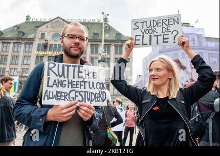 Des centaines d'étudiants se sont réunis le 14 septembre 2018 sur la place du Dam à Amsterdam, aux pays-Bas, pour protester contre l'augmentation des intérêts sur le prêt étudiant. Le gouvernement néerlandais veut augmenter les intérêts sur les prêts étudiants à partir de 2020, selon une proposition législative envoyée à la Tweede Kamer, la chambre basse du Parlement néerlandais, la semaine dernière. Cela représente une augmentation de 18 % des coûts mensuels pour les étudiants ayant une capacité de charge complète. Le syndicat national des étudiants LSVb qualifie cette mesure inacceptable et exige qu'elle soit abandonnée. (Photo par Romy Arroyo Fernandez/NurPhoto) Banque D'Images