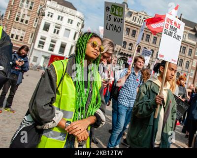 Des centaines d'étudiants se sont réunis le 14 septembre 2018 sur la place du Dam à Amsterdam, aux pays-Bas, pour protester contre l'augmentation des intérêts sur le prêt étudiant. Le gouvernement néerlandais veut augmenter les intérêts sur les prêts étudiants à partir de 2020, selon une proposition législative envoyée à la Tweede Kamer, la chambre basse du Parlement néerlandais, la semaine dernière. Cela représente une augmentation de 18 % des coûts mensuels pour les étudiants ayant une capacité de charge complète. Le syndicat national des étudiants LSVb qualifie cette mesure inacceptable et exige qu'elle soit abandonnée. (Photo par Romy Arroyo Fernandez/NurPhoto) Banque D'Images