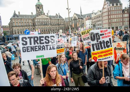 Des centaines d'étudiants se sont réunis le 14 septembre 2018 sur la place du Dam à Amsterdam, aux pays-Bas, pour protester contre l'augmentation des intérêts sur le prêt étudiant. Le gouvernement néerlandais veut augmenter les intérêts sur les prêts étudiants à partir de 2020, selon une proposition législative envoyée à la Tweede Kamer, la chambre basse du Parlement néerlandais, la semaine dernière. Cela représente une augmentation de 18 % des coûts mensuels pour les étudiants ayant une capacité de charge complète. Le syndicat national des étudiants LSVb qualifie cette mesure inacceptable et exige qu'elle soit abandonnée. (Photo par Romy Arroyo Fernandez/NurPhoto) Banque D'Images