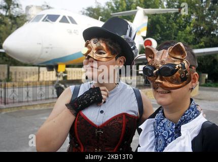 Les participants vêtus de costumes de cosplay steampunk assistent au festival 'KyivSteamCon' à Kiev, Ukraine, le 15 septembre 2018. Le stéampunk est un sous-genre de science-fiction ou de science-fiction qui incorpore la technologie et les conceptions esthétiques ont inspiré les machines industrielles à vapeur de 19th-siècle. (Photo par STR/NurPhoto) Banque D'Images