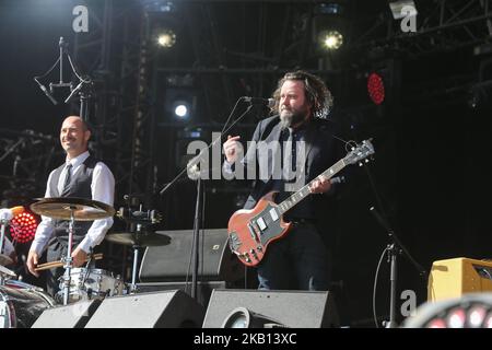 Guitariste/chanteur Malcom Lacrouts (R) et batteur/chanteur de soutien Phil Jourdain (L) du groupe français Inspecteur Cluzo se produit sur scène pendant le Festival de l'humanité (tête de l'humanité), un événement politique et un festival de musique organisé par le Parti communiste français (PCF) sur 15 septembre 2018 à la Courneuve, en dehors de Paris. Bénéficiant d'une attitude et d'un système totalement bricoleurs dans tous les aspects, ils ont géré leur propre production, gestion, réservation, label et promotion depuis leur création, mais sont incontestablement devenus l'un des groupes les plus difficiles de France. Ils sont également à la gestion de leur propre organisation basée sur la Gascogne Banque D'Images