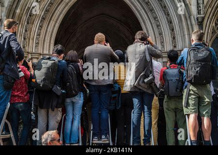 Journalistes photographes médias devant les cours royales de justice The Strand Londres le jour dernier le procès entre Amber Heard et Johnny Depp Banque D'Images