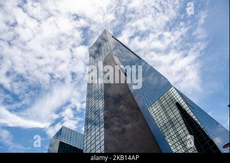 16 septembre, Rotterdam. Rotterdam s'est réinventé après le bombardement de la Seconde Guerre mondiale. Il a rompu avec le passé et a choisi l'architecture moderne. Ville portuaire, Rotterdam a des liens incassables avec l'eau, depuis la rivière Maas qui traverse la ville jusqu'aux nombreux ports (historiques) de la ville comme Delfshaven. Ce week-end également, l'événement « murs et roues » a été célébré dans le centre de la ville, où on pouvait le voir la combinaison de voitures et d'artistes de graffiti en même temps. (Photo par Romy Arroyo Fernandez/NurPhoto) Banque D'Images