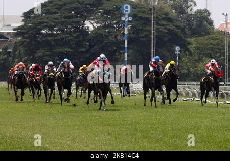 Courses hippiques à l'hippodrome de Nang Loeng à Bangkok sur 16 septembre 2018. Le circuit de course hippique historique centenaire du Royal Turf Club de Thaïlande, sous le patronage royal ou l'hippodrome de Nang Loeng, fermera ses portes fin septembre 2018 après avoir servi de lieu de course hippique pendant 102 ans. Le Royal Turf Club, communément connu sous le nom de Nang Loeng racecourse, a été officiellement ouvert le 18 décembre 1916 ou il y a 102 ans par le Roi Rama VI ou le Roi Vajiravudh. (Photo de Chaiwat Subprasom/NurPhoto) Banque D'Images