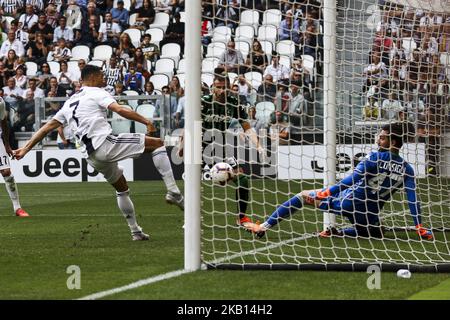 Juventus en avant Cristiano Ronaldo (7) marque son but lors du match de football de Serie A n.4 JUVENTUS - SASSUOLO le 16/09/2018 au stade Allianz de Turin, Italie.(photo de Matteo Bottanelli/NurPhoto) Banque D'Images