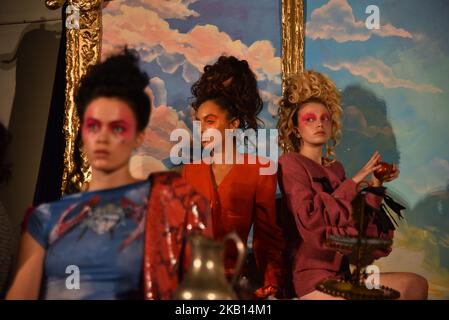 Les modèles posent pour des photographies à la présentation de Steve O. Smith pendant la semaine de la mode de Londres le 2018 septembre, Londres on 16 septembre 2018. (Photo par Alberto Pezzali/NurPhoto) Banque D'Images