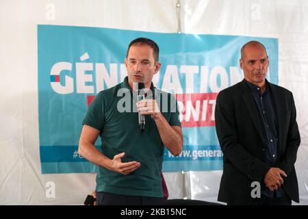 Benoit Hamon (L), dirigeant du mouvement politique de gauche Generations (anciennement mouvement du premier juillet - M1717), parle avec l'ancien ministre grec des Finances Yanis Varoufakis (R) lors du Festival de l'humanité (Fête de l'humanité), un événement politique et un festival de musique organisé par le Parti communiste français (PCF) sur 15 septembre, 2018 à la Courneuve, à l'extérieur de Paris. (Photo de Michel Stoupak/NurPhoto) Banque D'Images