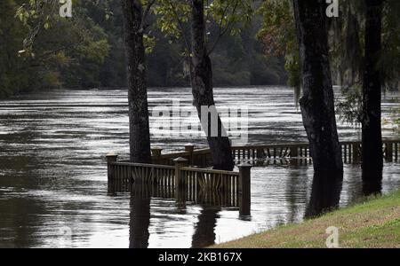 Conway, Caroline du Sud, États-Unis - le Conway Riverwalk inondé sur les rives de la rivière Waccama est vu à Conway, en Caroline du Sud, sur 17 septembre 2018. La rivière devrait se ciblaper dans les prochains jours après le passage de l'ouragan Florence. (Photo de Paul Hennessy/NurPhoto) Banque D'Images