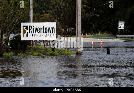 Conway, Caroline du Sud, États-Unis - Un panneau de pharmacie est vu dans un parking inondé à Conway, Caroline du Sud sur 17 septembre 2018. De nombreuses routes de la région de Conway deviennent impraticables à mesure que la rivière Waccama s'élève après le passage de l'ouragan Florence. (Photo de Paul Hennessy/NurPhoto) Banque D'Images