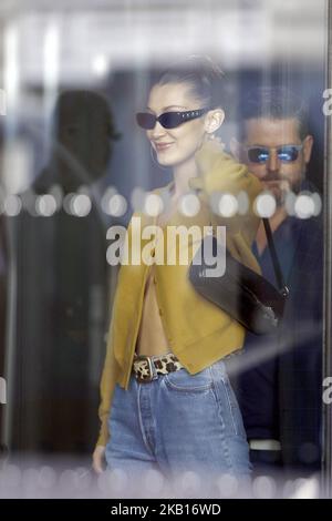 Bella Hadid vu quitter son hôtel à Paris, France, le 18 septembre 2018 (photo de Mehdi Taamallah/NurPhoto) Banque D'Images